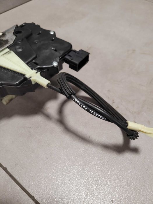 Zamek drzwi lewy przód lewy przedni Opel Corsa E 134.318.41 6-PIN