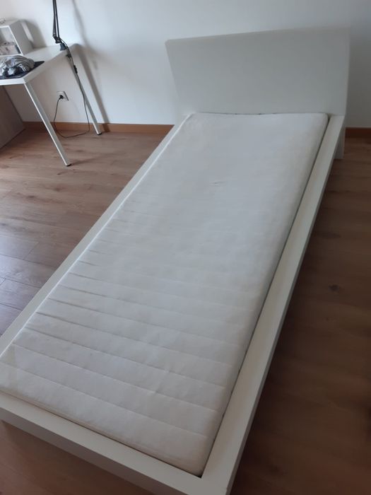 Cama ikea malm 90x200 (mais dois colchoes)