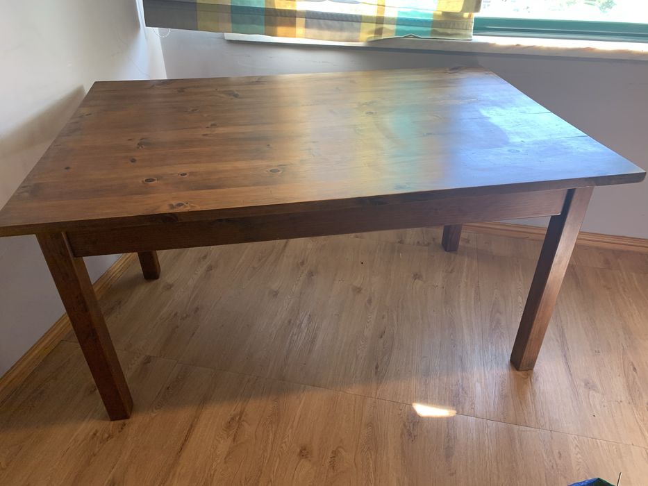 Mesa em madeira com gavetas