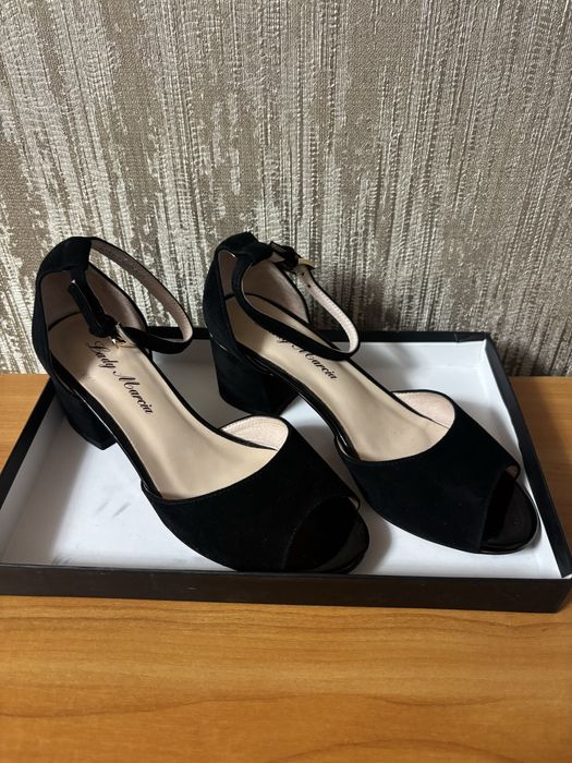 Босоніжки 36р натуральна шкіра нові