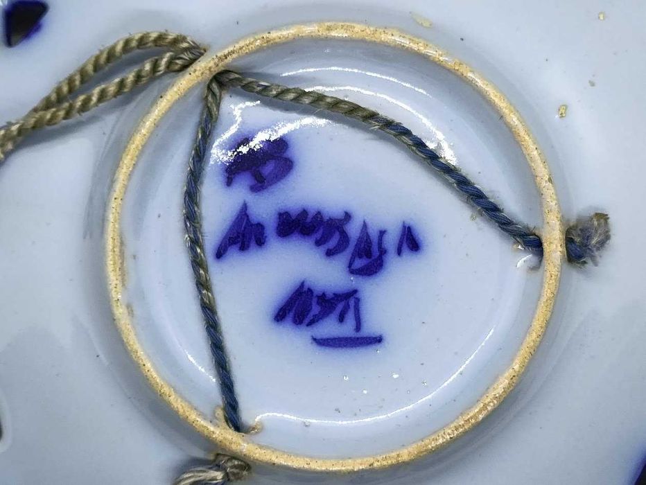 Pratinho em faiança de Alcobaça com dizer popular