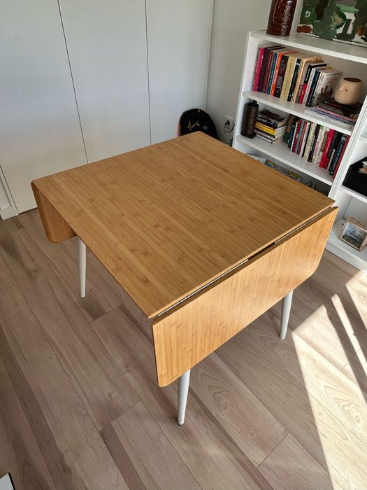 Mesa versátil cor pinho, pés em branco