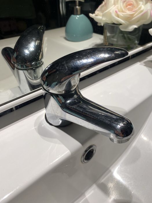 Móvel de casa de banho wc com lavatório e espelho