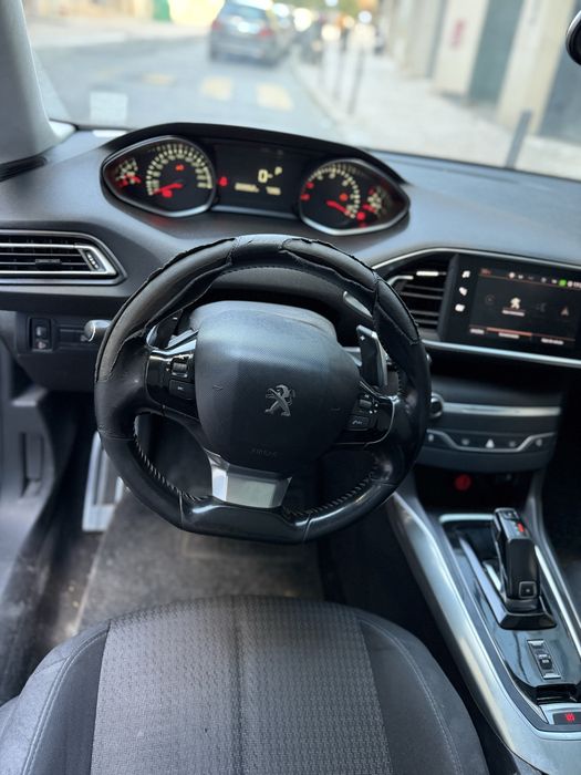 Peugeot 308 preto