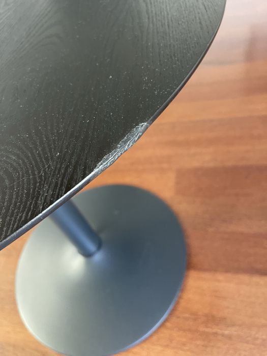 Mesa redonda de tampo de madeira e pé metálico