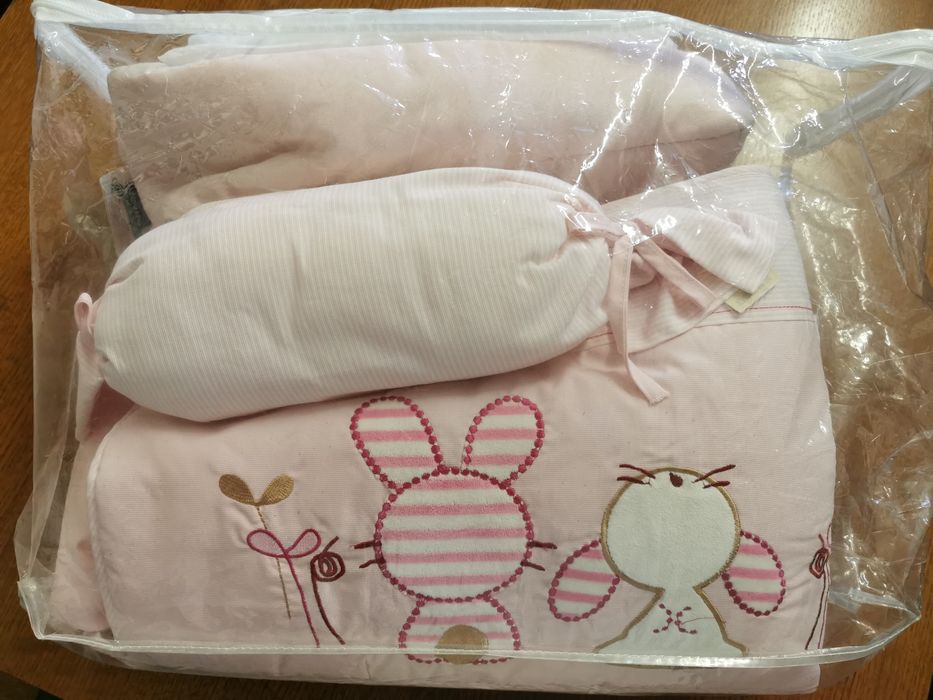 Conjunto de edredão, resguardo e almofada, para bebé.