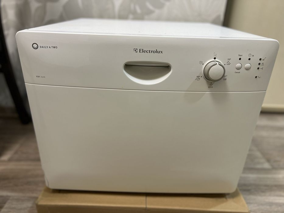 Посудомийна машина Electrolux