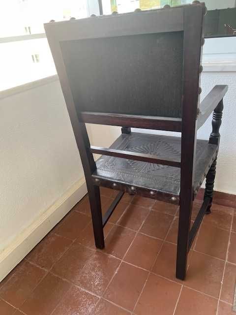 Cadeirão de braços, antigo, em castanho velho, couro gravado e pregaria