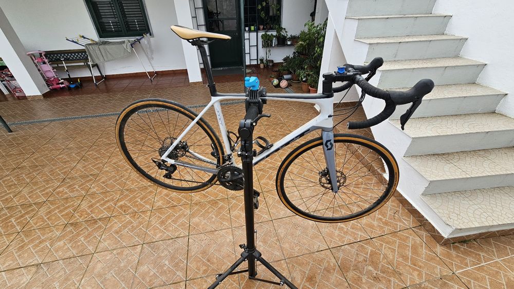 Bicicleta semi nova scott addict disc