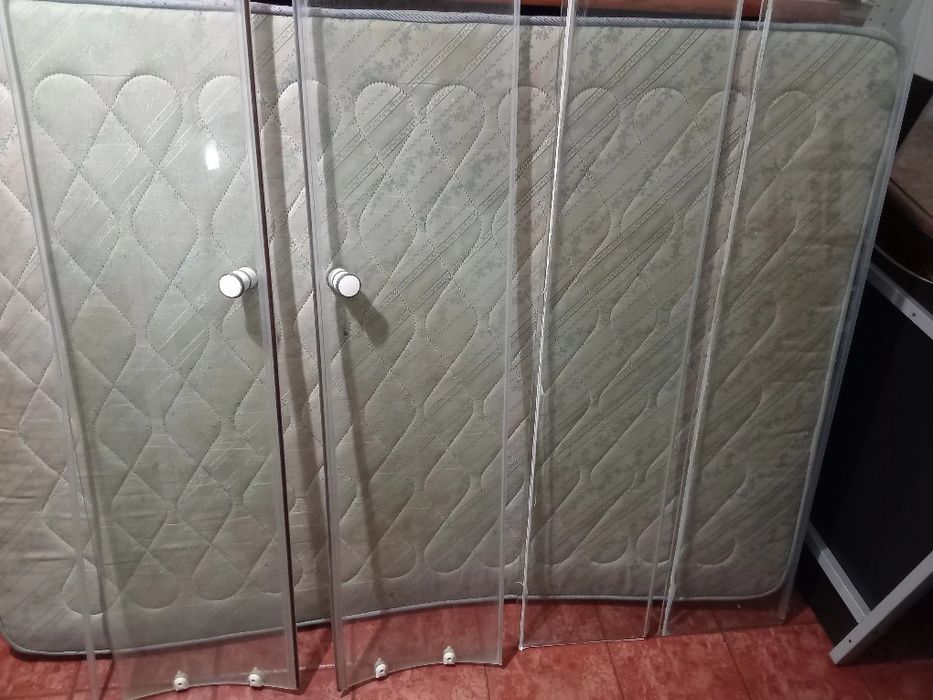 Coluna de duche com três sistemas chuveiros  com rádio