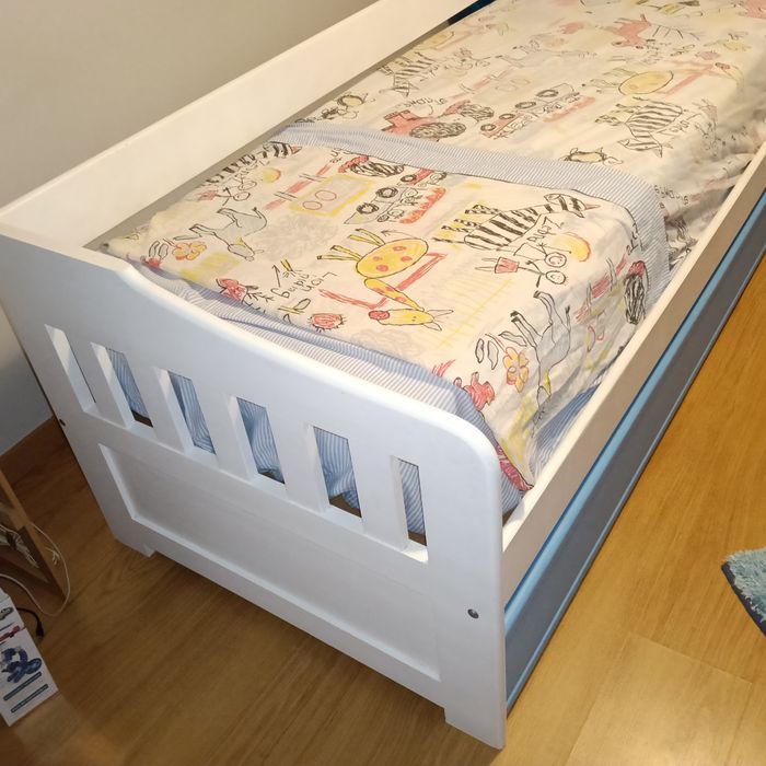 Cama dupla branca e azul