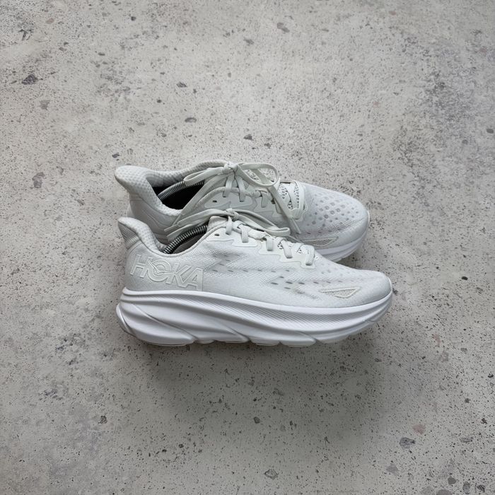 Оригінальні кросівки для бігу Hoka Clifton 9 у білому кольорі