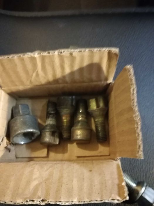 2 Jogos de Porcas de Segurança para jantes Citroen e Opel.