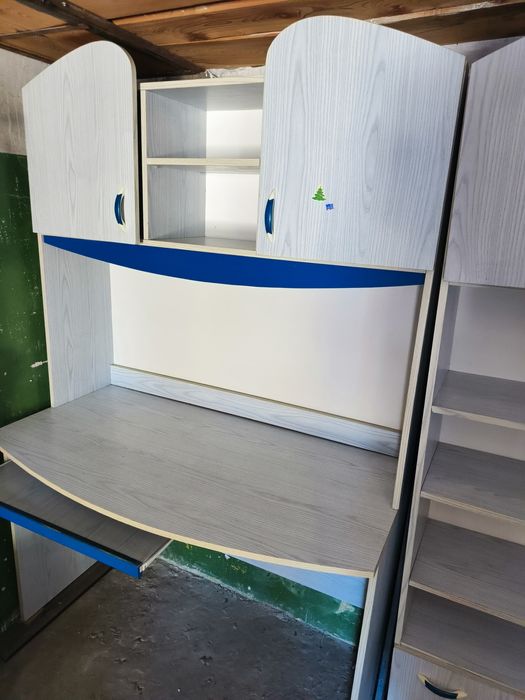 Продам комп'ютерний стіл з полками над ним