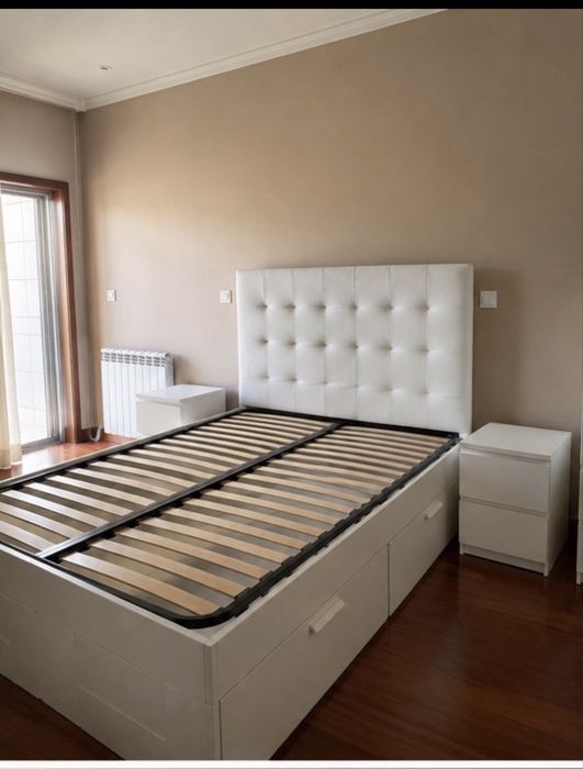 Quarto completo branco – cama com arrumação, cabeceira estofada e mesas de cabeceira