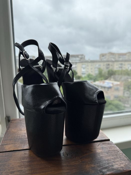 Стріпи трійка босоніжки, розміри 37, 38, 39, чорний або червоний