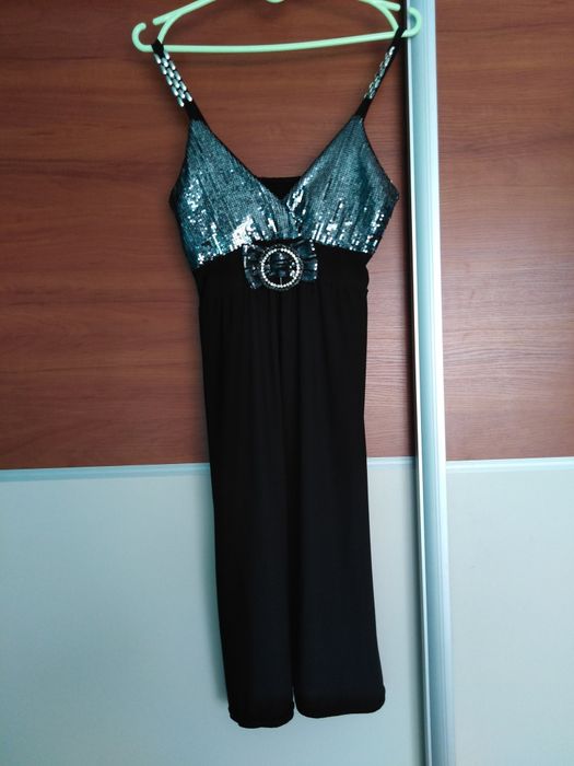 Czarna sukienka na impreze