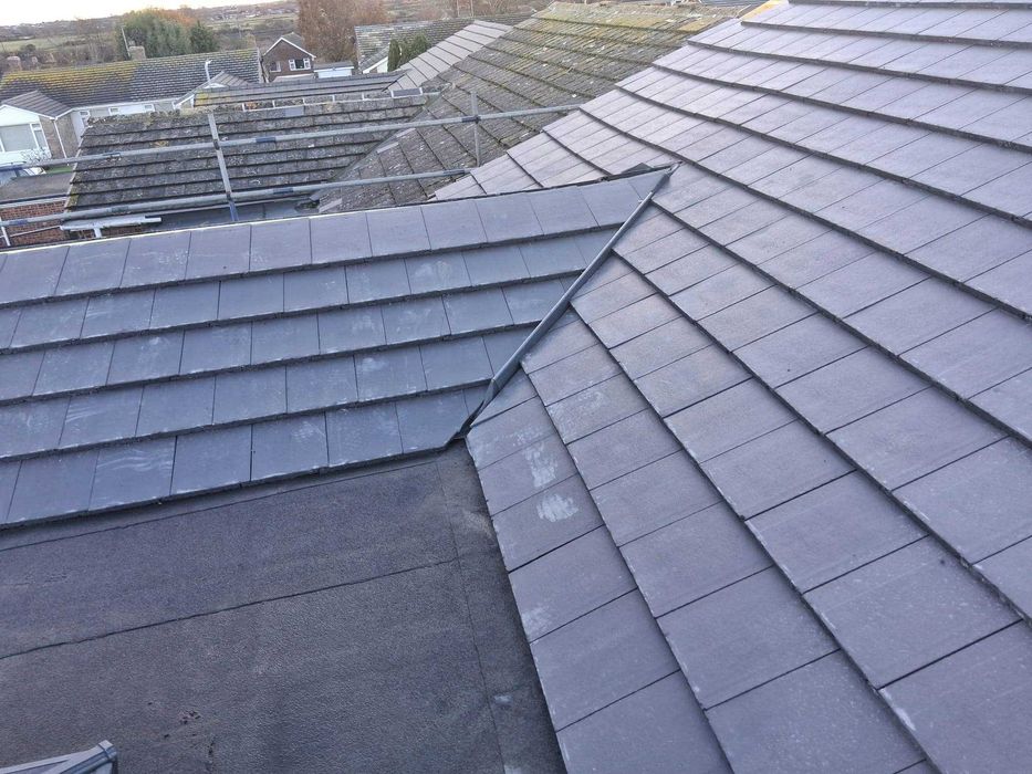 Usługi Dekarskie: Naprawy i Montaż Dachu oraz Rynien, Obróbki Dachu