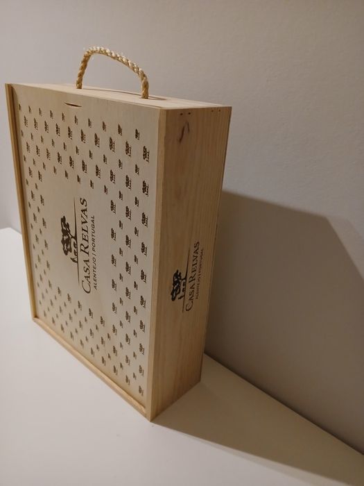 Duas caixas de madeira para garrafas