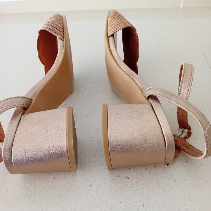 Sandálias senhora douradas da Zilian, nº 39, com salto de 6,3 cm.