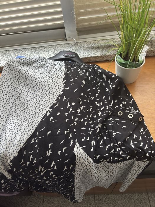 Saia rodada, multitecido e vários tons de cinza, branco e preto.