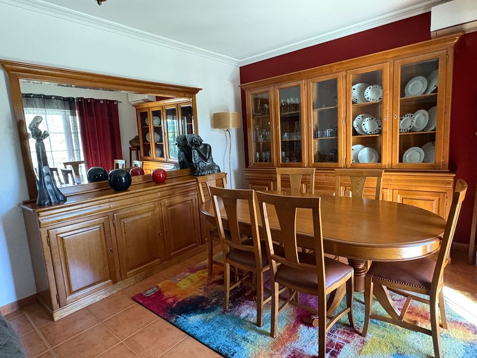Conjunto de sala de jantar em madeira – mesa, cadeiras e 2 aparadores