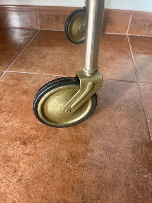 Carrinho de bar em aluminio acabamento dourado