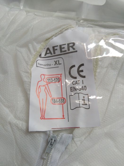 Fato macaco descartavel em polipropileno com capuz, toalhetes alcool