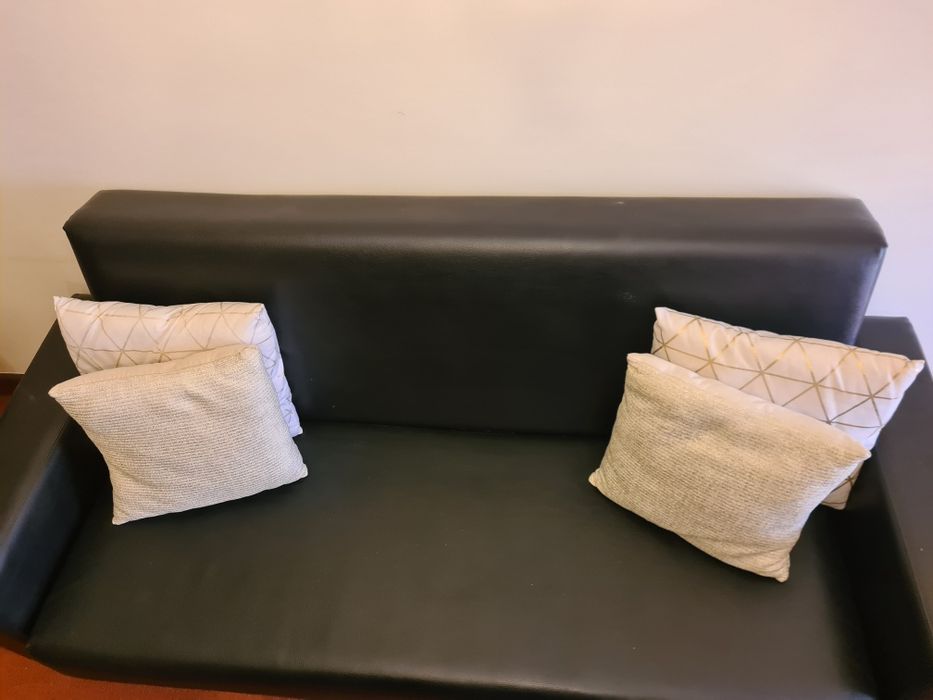 Sofá em pele sintética preto