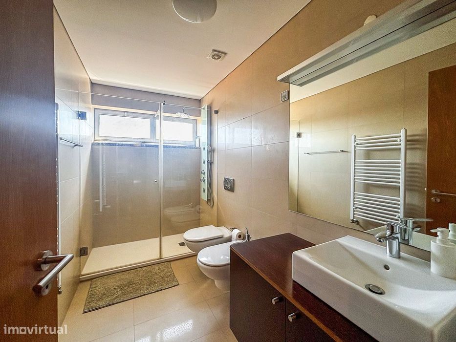 Apartamento T2 mobilado com garagem e elevador para arrendar no centro