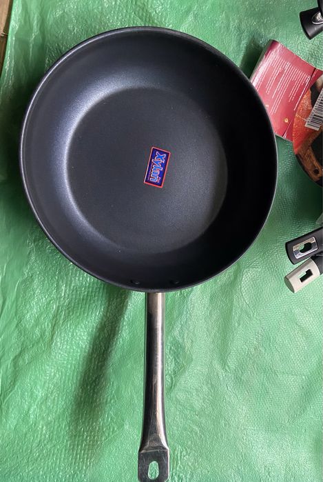 Сковородки Маестро- антипригарне покриття, ззовні емаль