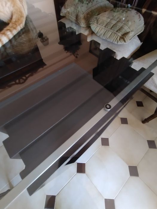 Mesa de sala de jantar com tampo de vidro