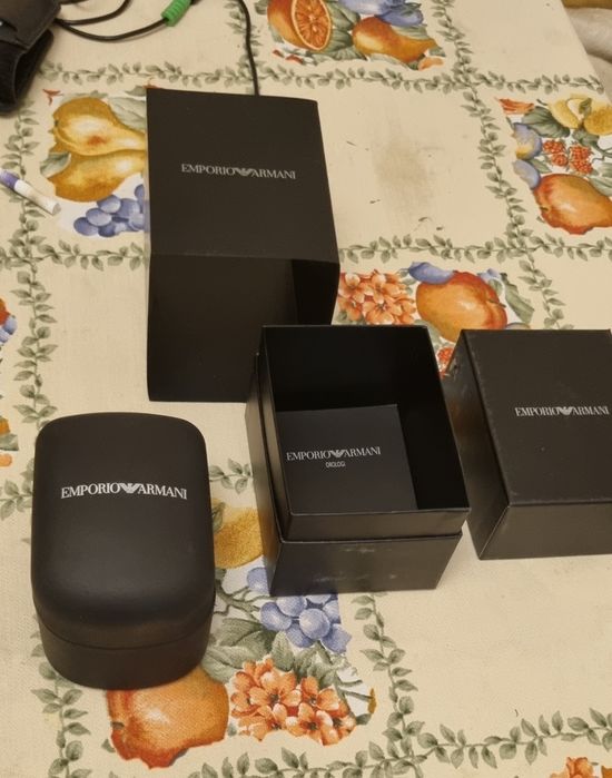 Продам  коробка  от часов  Armani
