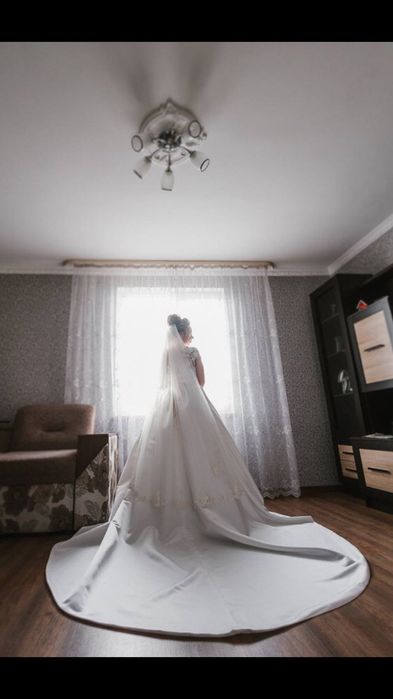 Продам весільну сукню