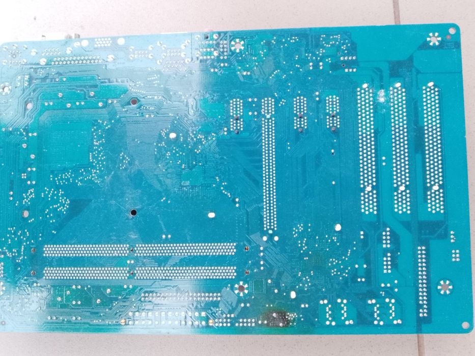 Плати комп'ютера та мікрофони.