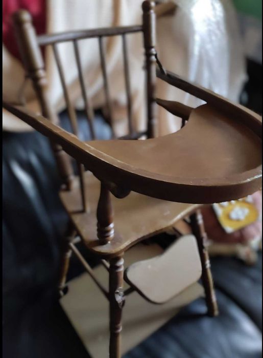 Stare krzesełko dla lalki