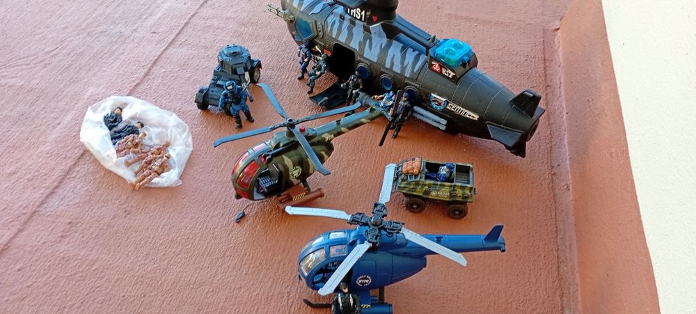 Helicópteros carros e bonecos424445608156866564