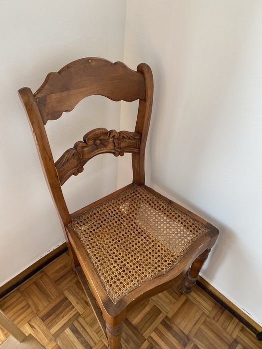 Cadeira antiga em madeira maciça vom entalhe decorativo