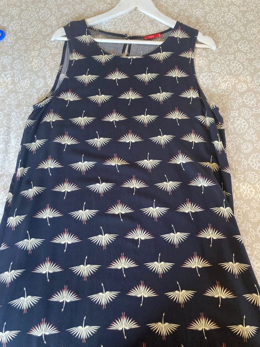 Vestido de praia cabeado comprimento meio da perna.