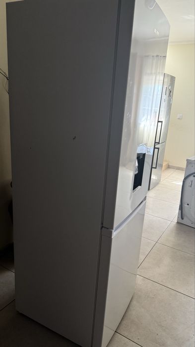 Frigorifico com congelador e dispensador de agua