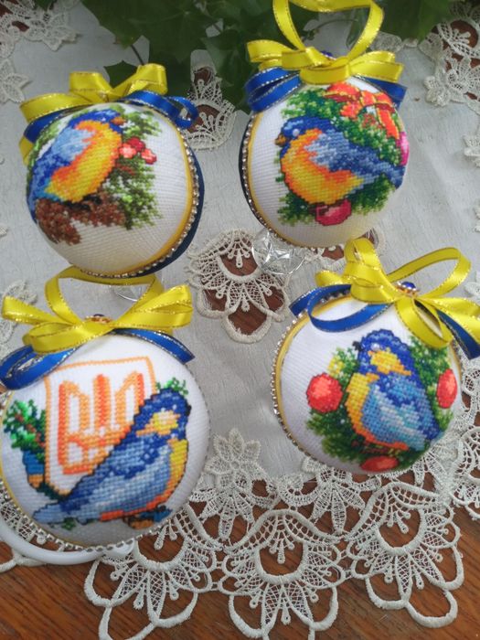 Новорічні іграшки вишиті