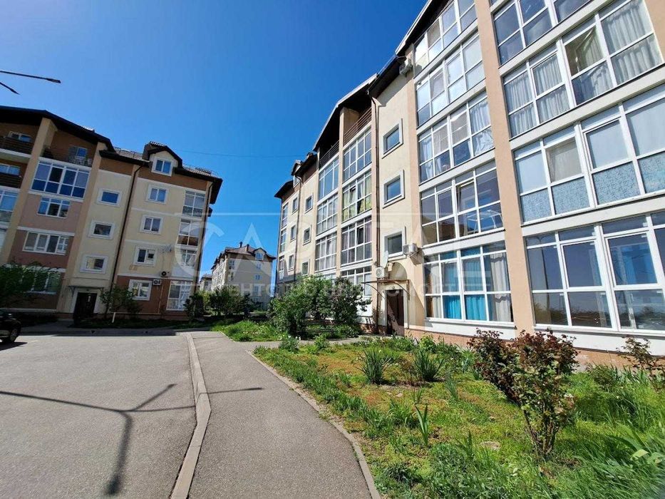 Продаж квартири з двориком Кантрі Хаус Гора Бориспільський