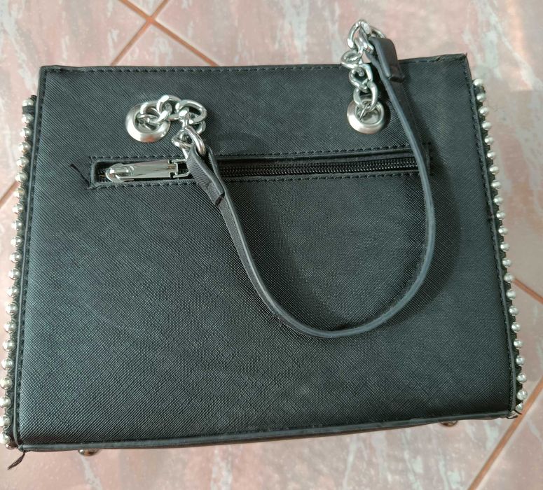 Czarna torebka shopper z ćwiekami i łańcuszkami