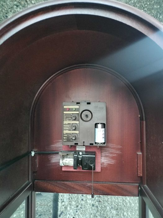 zegar stojący z witryną