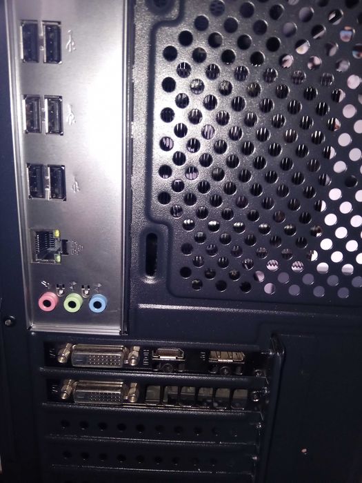 Komputer 8 GB ramu i dyski 256 ssd / 1 tb/ RX 470