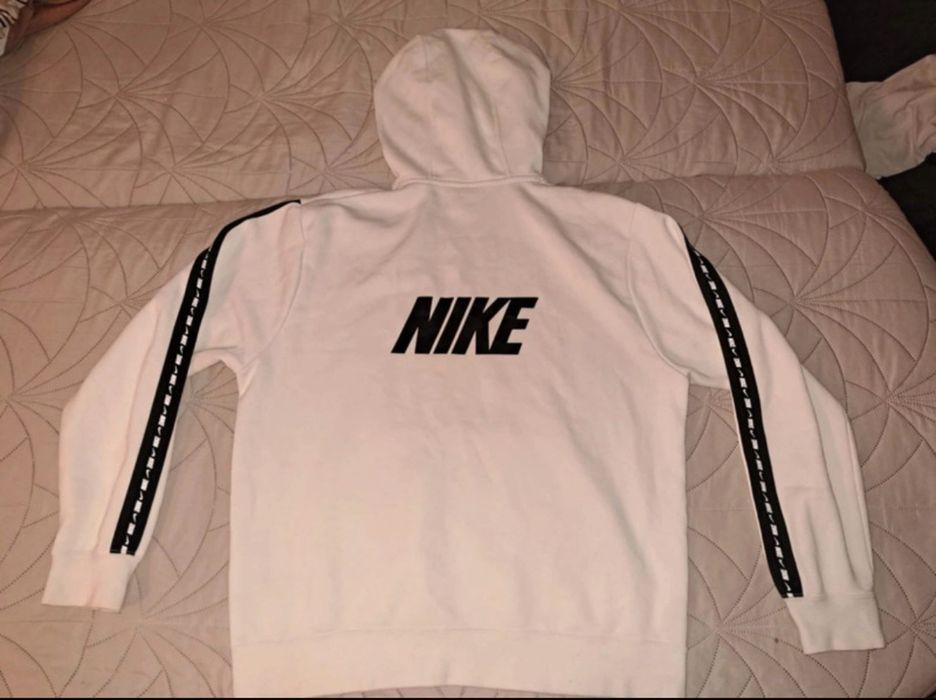Biała Bluza Nike (rzadka kolekcja)