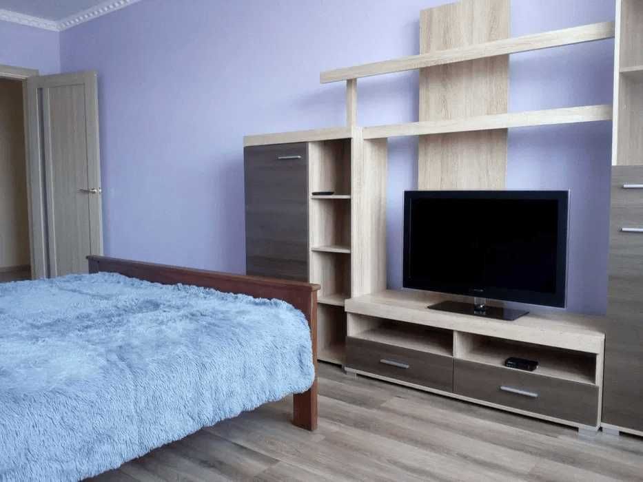 (Власник, 1 кімнатна кв. комунальні враховані)