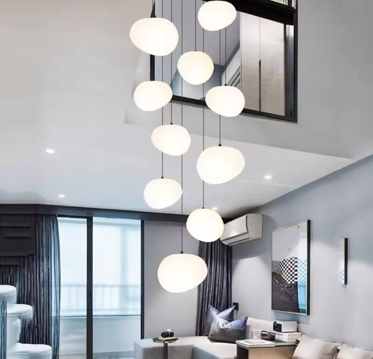 Piękna lampa do wysokiego salonu