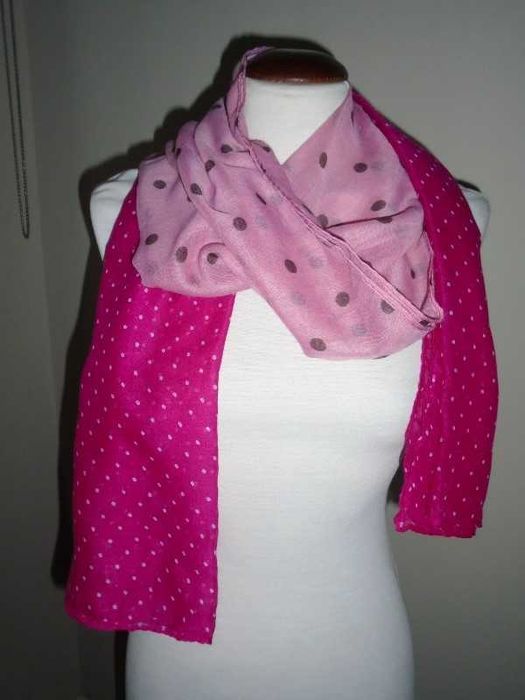 Lenço / écharpe em tons rosa e bolinhas