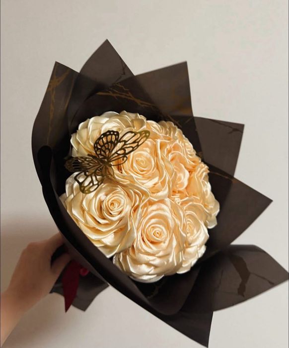 Tworzę bukiety z wiecznych róż ze wstążki